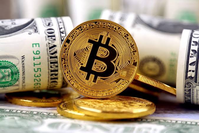 Bitcoin and Gold Decouple as BTC Faces Bearish Phase